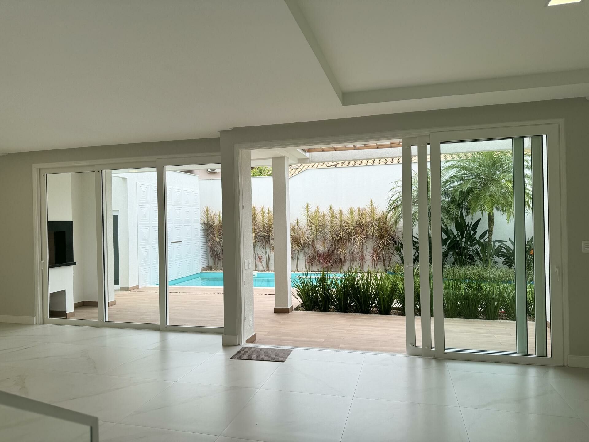 Imagem do Casa nova com 03 suítes e piscina no Champagnat no bairro Amizade